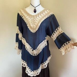 Vintage Y2K Boho 60s 70s Retro Blue Cream Crochet Knit Poncho Tunic Top V-Hem L